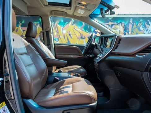 Used 2017 Toyota Sienna Limited Premium FWD image 6