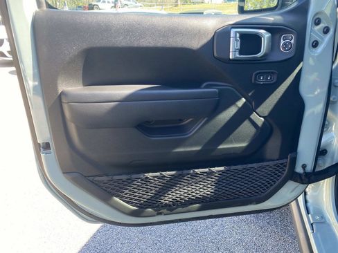 Used 2023 Jeep Wrangler Unlimited w/ Sun & Screen Package image 21