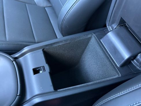 Certified 2025 Porsche Macan 4 Electric image 27