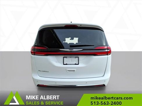 Used 2024 Chrysler Pacifica Touring-L image 6