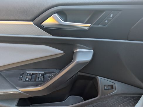 Used 2025 Volkswagen Jetta SE w/ Sunroof Package image 16