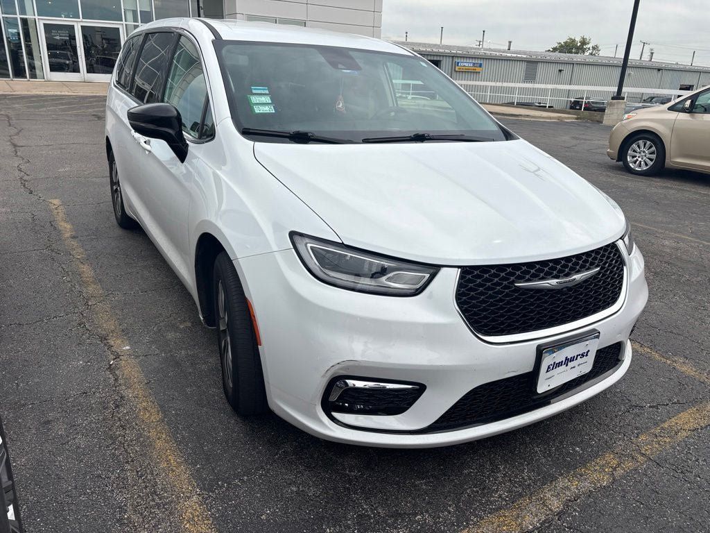 Used 2024 Chrysler Pacifica Limited FWD image 6