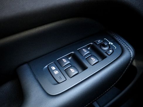 Used 2025 Volvo XC60 B5 Plus image 15