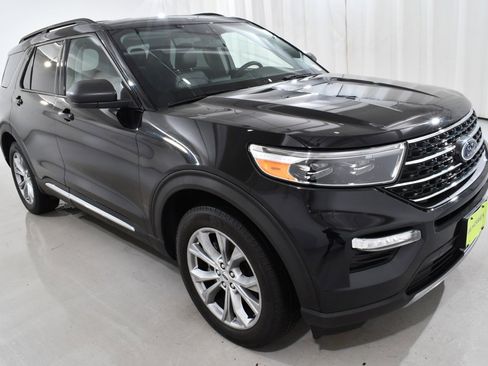 Used 2023 Ford Explorer XLT w/ Equipment Group 202A image 5