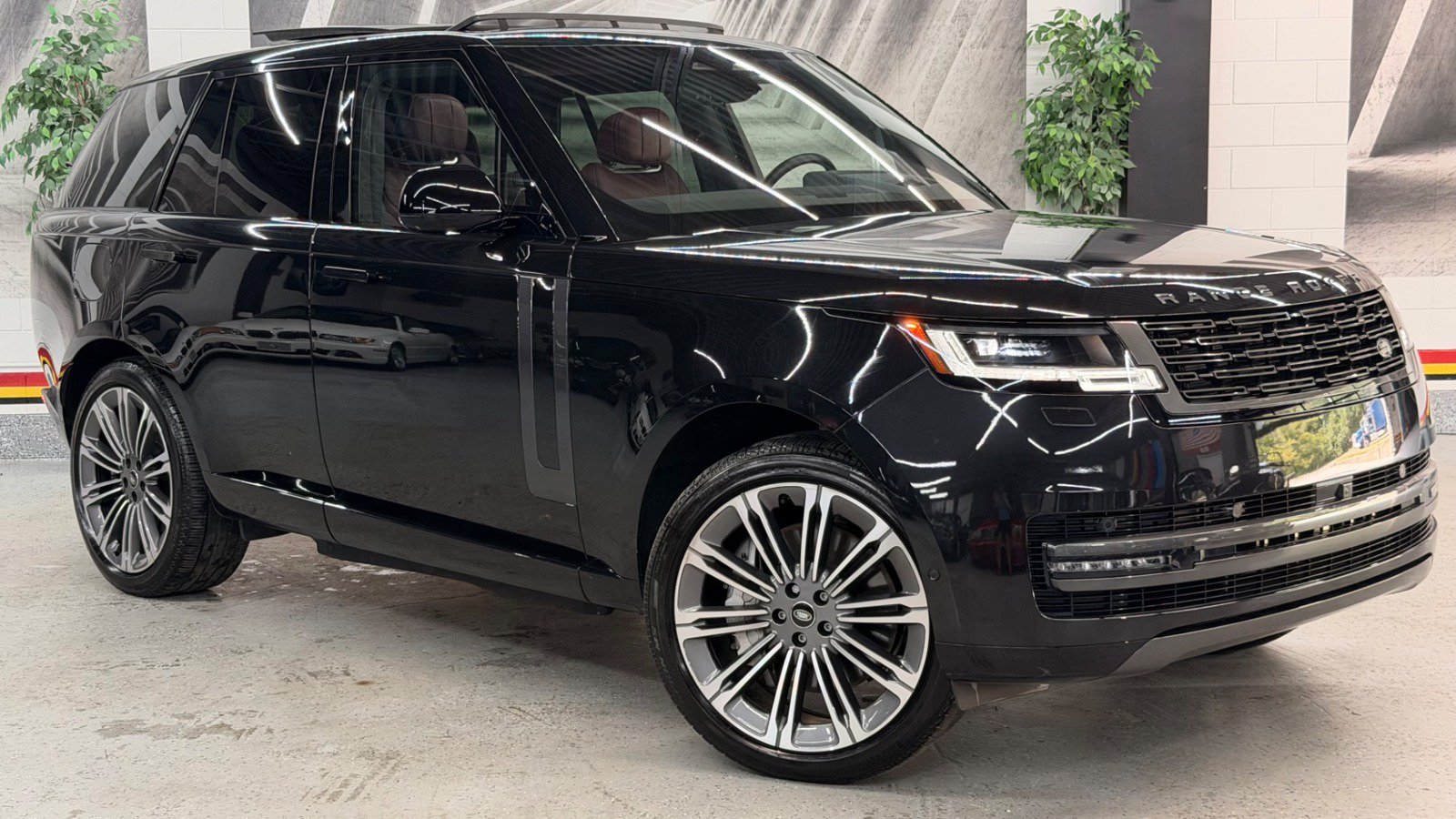 Used 2025 Land Rover Range Rover SE AWD/4WD image 1