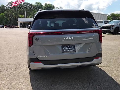 Used 2025 Kia Carnival EX FWD image 9