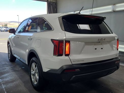 Used 2023 Kia Sorento LX AWD/4WD image 2