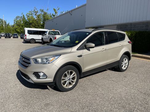 Used 2017 Ford Escape SE w/ Equipment Group 201A AWD/4WD image 8
