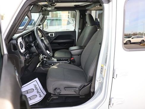 Used 2024 Jeep Wrangler Sahara image 11