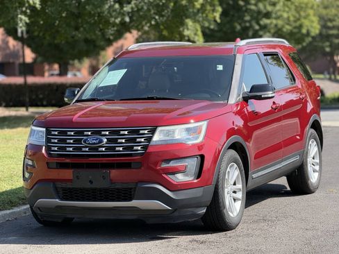 Used 2017 Ford Explorer XLT w/ Equipment Group 202A FWD image 3