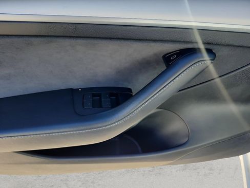 Used 2022 Tesla Model 3 Standard Range image 16