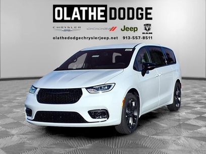 New 2026 Chrysler Pacifica Select