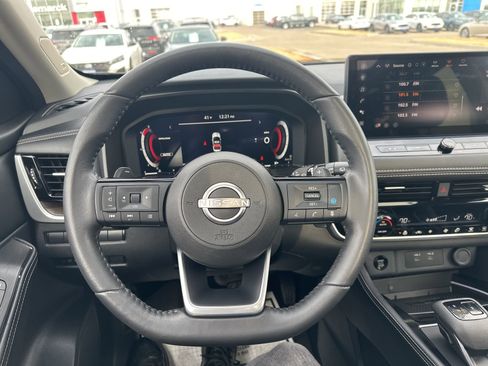 Used 2024 Nissan Rogue Platinum image 40