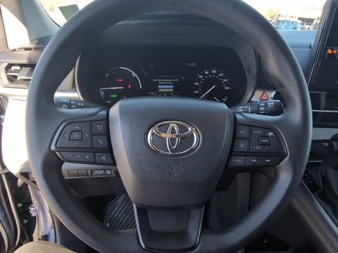 Used 2025 Toyota Sienna LE image 12