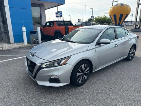 Used 2021 Nissan Altima 2.5 SV FWD image 2