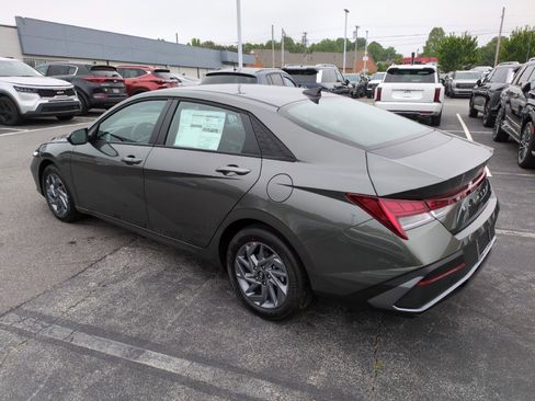 New 2026 Hyundai Elantra Hybrid FWD image 5