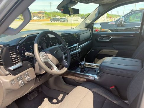 Used 2025 Chevrolet Silverado 1500 LT Trail Boss w/ Convenience Package II AWD/4WD image 31