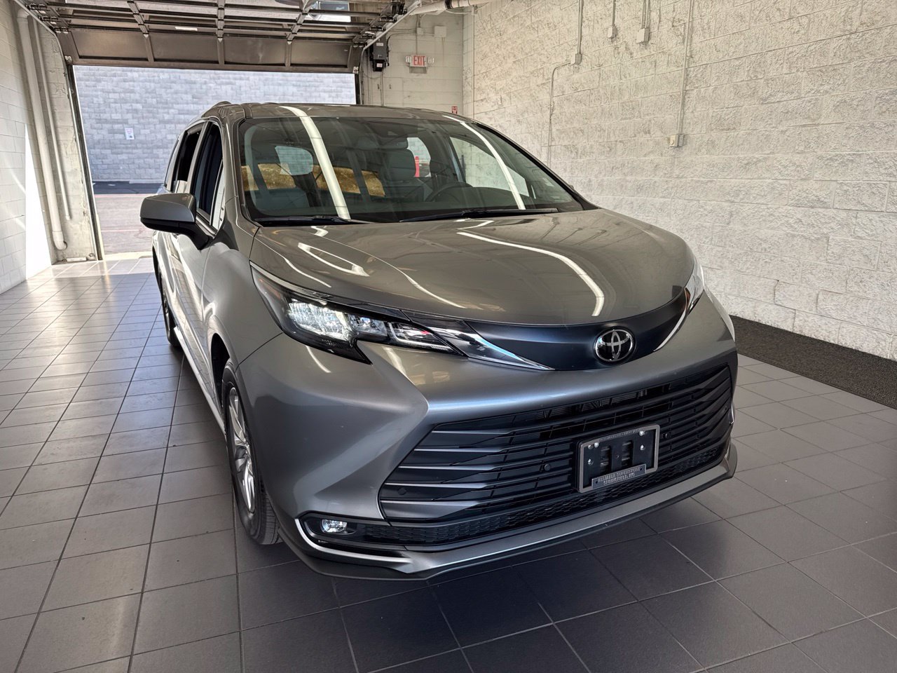 Certified 2026 Toyota Sienna XLE FWD image 2