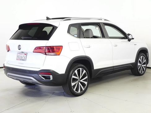 Used 2023 Volkswagen Taos SE w/ Panoramic Sunroof Package FWD image 7