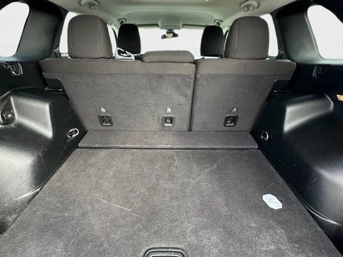 Used 2019 Jeep Cherokee Latitude w/ Popular Appearance Group image 10