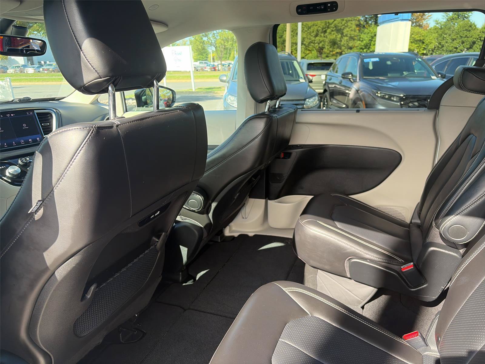 Used 2024 Chrysler Pacifica Touring-L FWD image 21