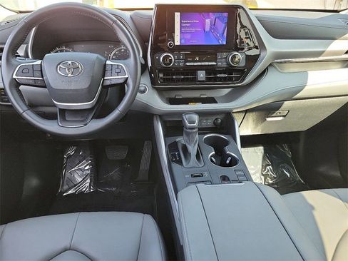 Used 2024 Toyota Highlander XLE AWD/4WD image 4