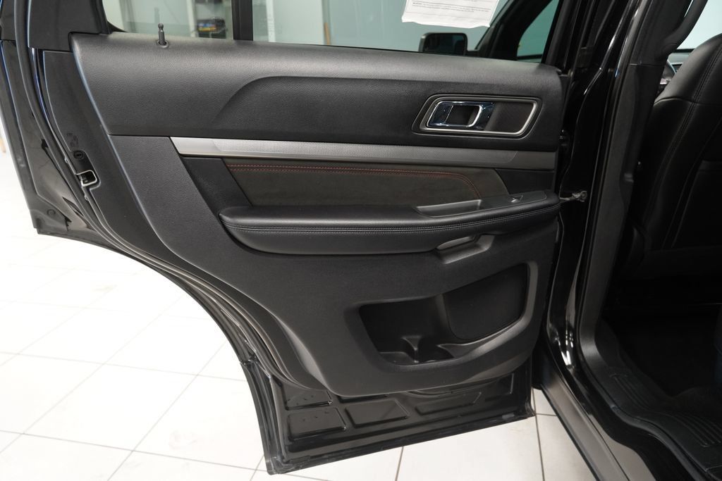 Used 2018 Ford Explorer XLT w/ Equipment Group 202A FWD image 25