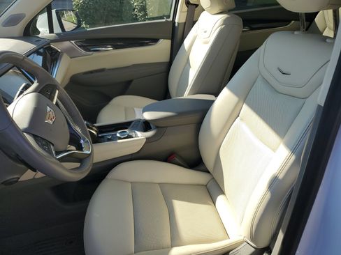 Used 2025 Cadillac XT6 Premium Luxury w/ Technology Package AWD/4WD image 18