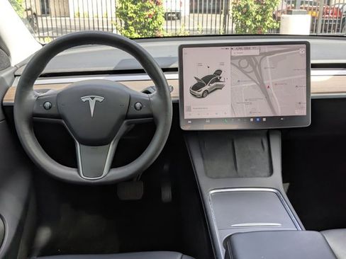 Used 2021 Tesla Model Y Long Range image 18