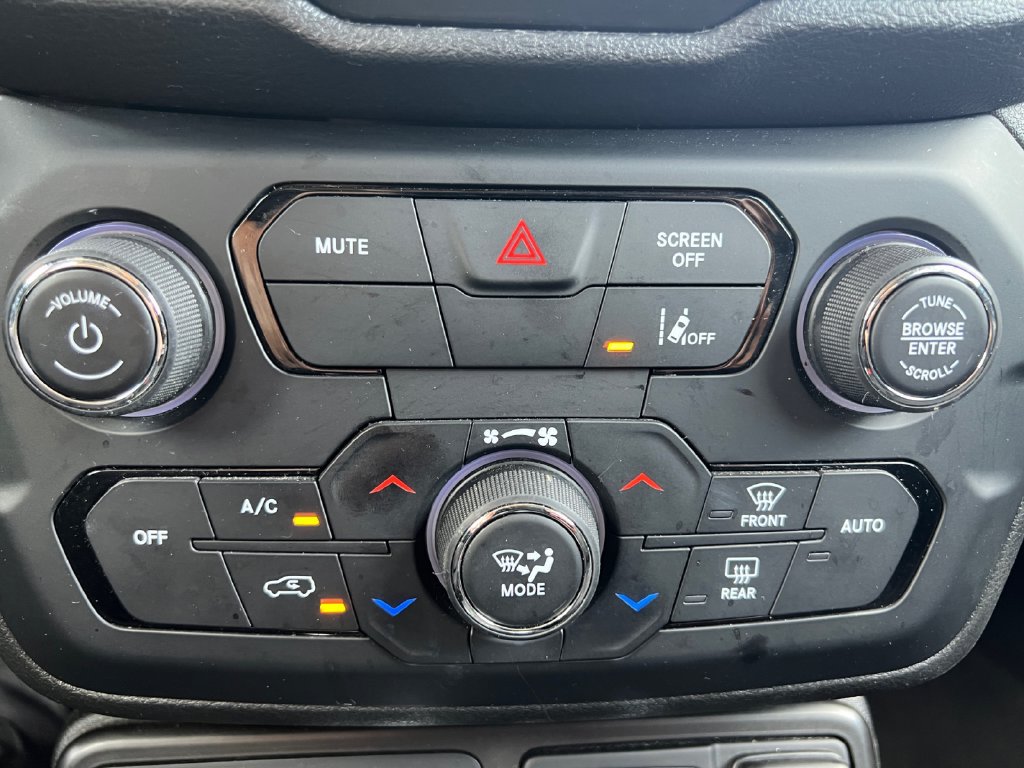 Used 2023 Jeep Renegade Latitude AWD/4WD image 30