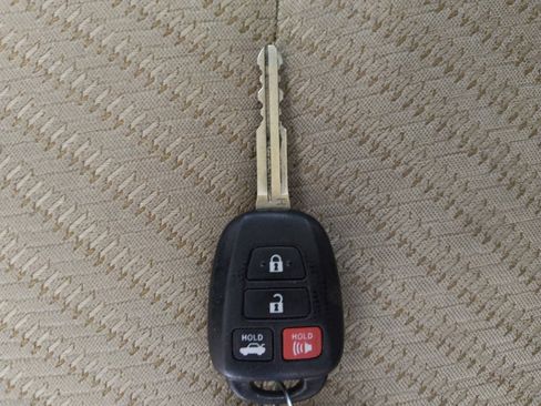 Used 2017 Toyota Camry LE image 32