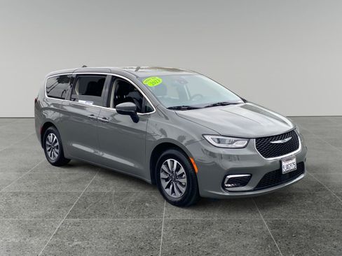 Used 2023 Chrysler Pacifica Touring-L FWD image 7