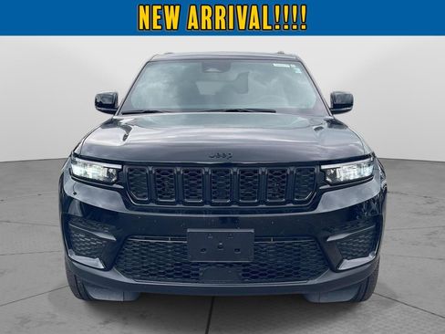 Used 2023 Jeep Grand Cherokee Altitude AWD/4WD image 7