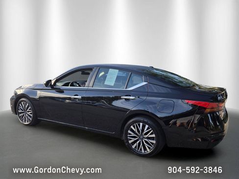 Used 2025 Nissan Altima 2.5 SV FWD image 3