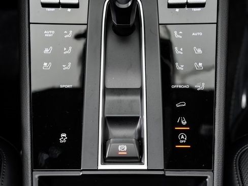 Used 2025 Porsche Macan image 21