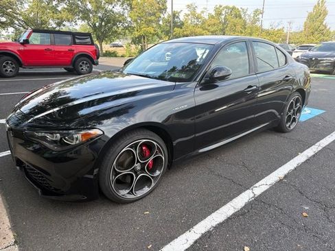 Used 2025 Alfa Romeo Giulia AWD w/ Veloce Package AWD image 2