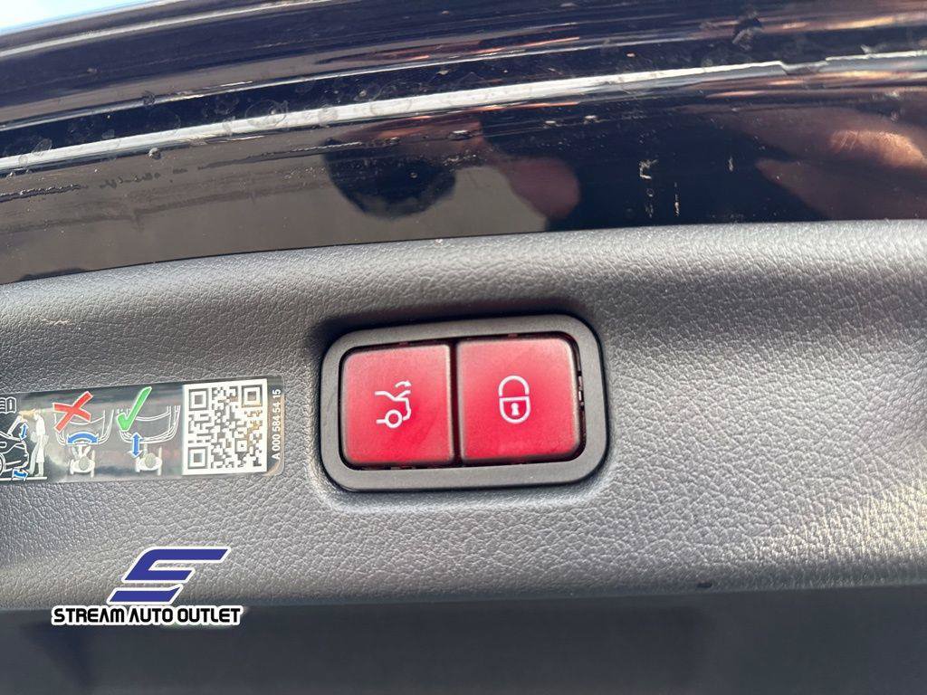Used 2025 Mercedes-Benz C 300 4MATIC Sedan image 35
