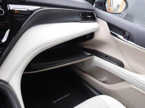 Used 2022 Toyota Camry XLE w/ Navigation Upgrade Package image 41