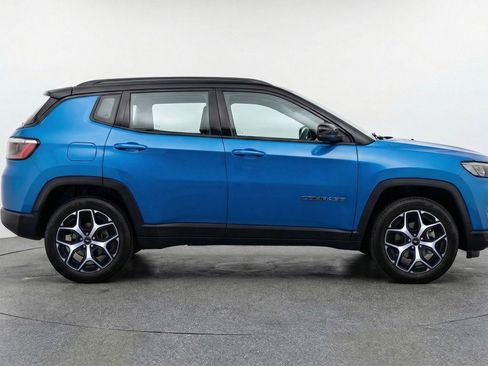 Used 2025 Jeep Compass Limited image 11