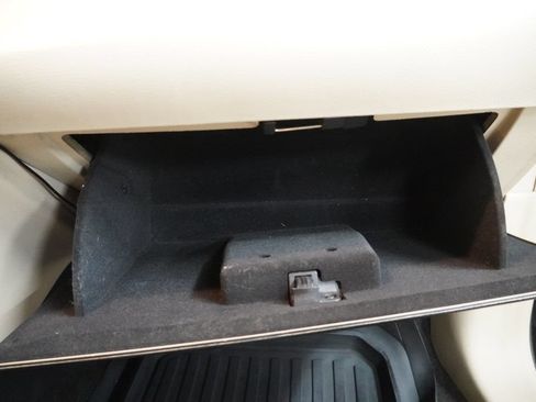 Used 2013 Ford Taurus SEL FWD image 36