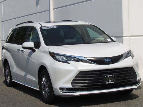 Used 2023 Toyota Sienna XLE w/ XLE Plus Package AWD/4WD image 2