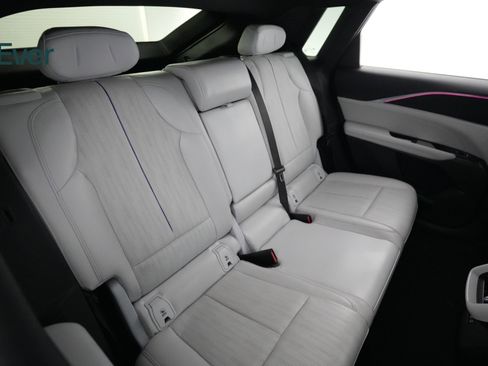 Used 2024 Cadillac Lyriq Luxury RWD image 5