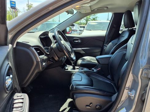 Used 2019 Jeep Cherokee Latitude Plus w/ Cold Weather Group AWD/4WD image 13