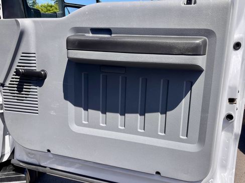 Used 2014 Ford F550 2WD Regular Cab Super Duty image 26