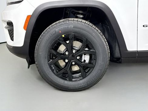 New 2025 Jeep Grand Cherokee Altitude image 29