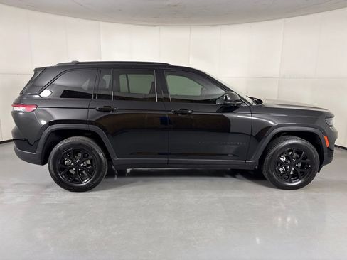 Used 2024 Jeep Grand Cherokee Altitude AWD/4WD image 9