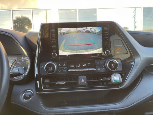 Used 2022 Toyota Highlander XLE image 8