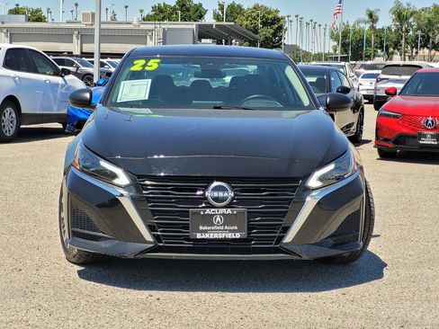 Used 2025 Nissan Altima 2.5 SV FWD image 3