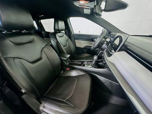 Used 2025 Jeep Compass Limited image 31