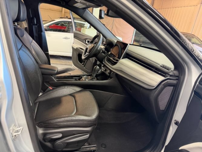 Used 2025 Jeep Compass Limited AWD/4WD image 31